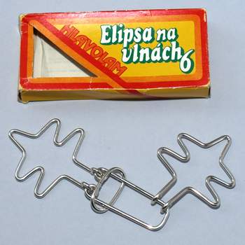 Oval on waves, in original box - US$ 12.00